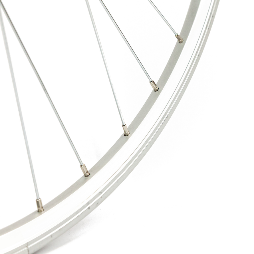 Roue arrière vélo 28 pouces avec jante aluminium 36 rayons et axe à écrous, moyeu fileté pour roue libre 1 à 7 vitesses, idéale pour VTC et vélo de ville.