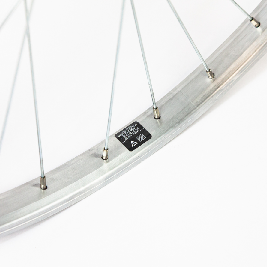 Détail de l’étiquette sur la jante aluminium de la roue avant de vélo 650B