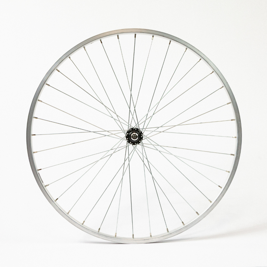 Vue frontale de la roue avant chromée  26 pouces avec axe à écrous