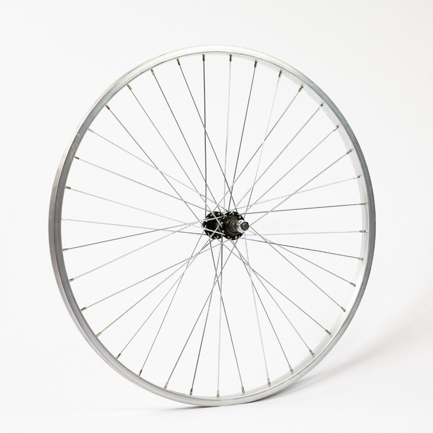 Vue trois quarts de la roue avant chromée 26 pouces avec axe à écrous