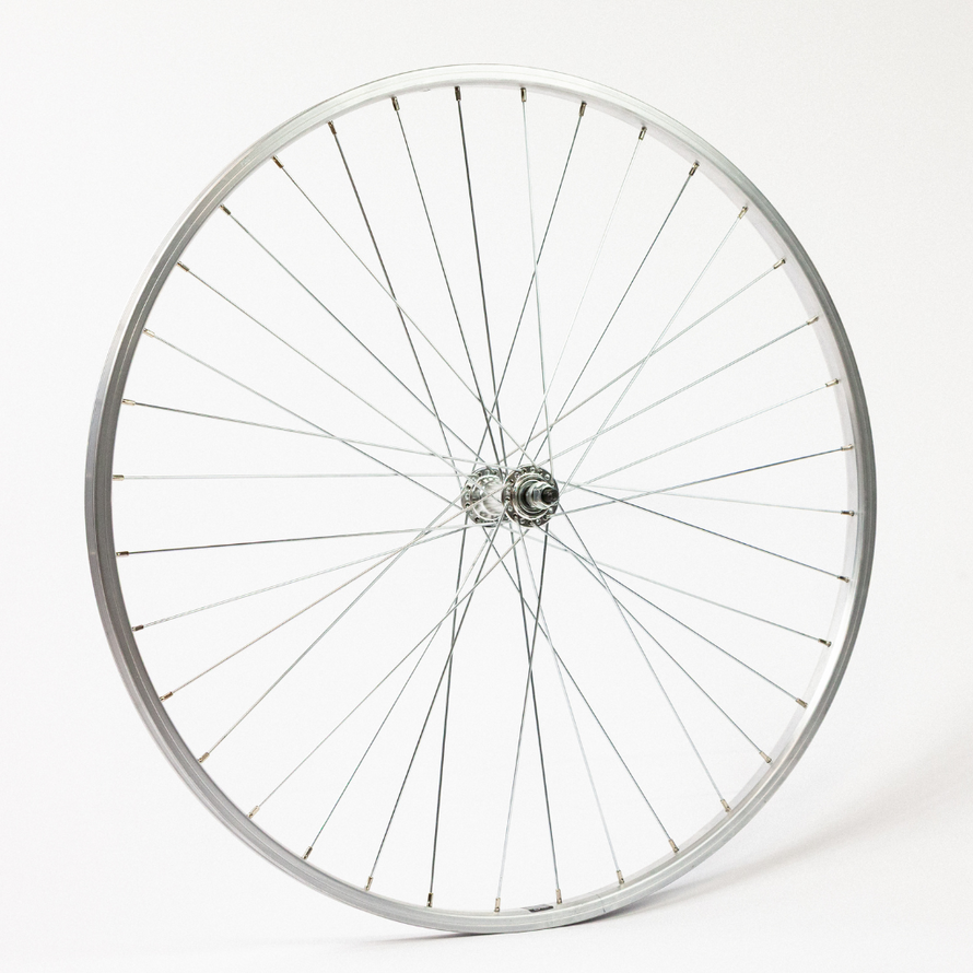 Roue avant chromée 28 pouces avec axe à écrous vue de trois quarts