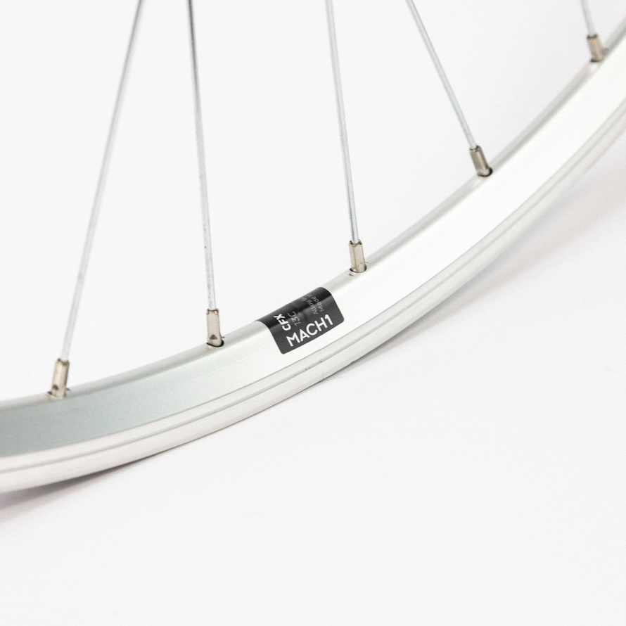 Détail de la jante de la roue avant 700C de vélo de course en aluminium à serrage rapide
