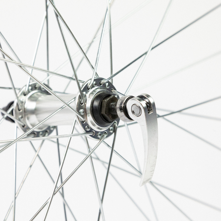 Gros plan sur le levier de serrage rapide de la roue avant 700C pour vélo de course