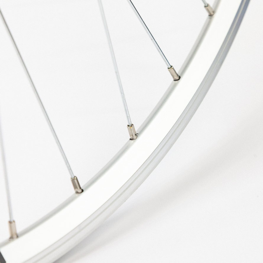 Détail des rayons de la roue avant 700C de vélo de course en aluminium à serrage rapide