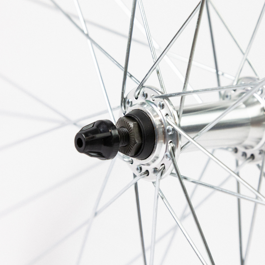 Détail du moyeu avant et du système de fixation à serrage rapide de la roue 700C en aluminium pour vélo de route