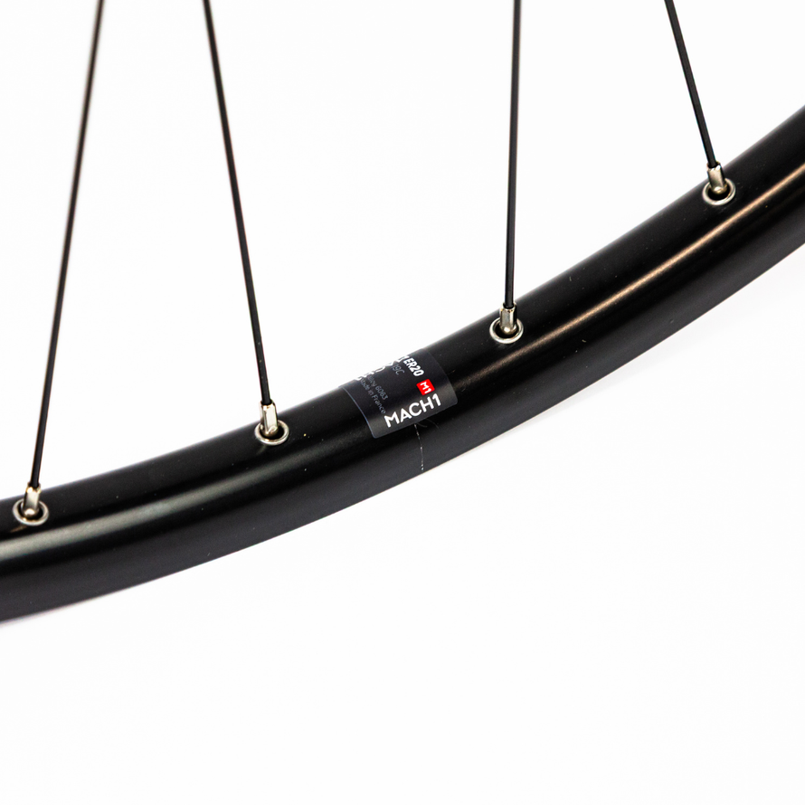 Détail de la jante noire Mach1 de la roue vélo avant 650B, finition robuste pour usage quotidien
