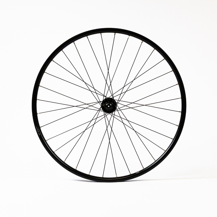 Roue vélo avant 650B avec jante noire Mach1, rayons noirs et moyeu avant, idéale pour vélo urbain et trekking