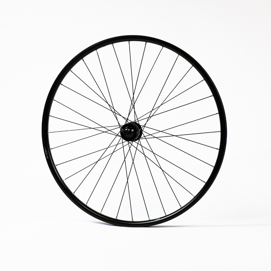 Roue vélo avant 650B avec jante noire Mach1, vue trois-quarts, rayons noirs et moyeu avant pour vélo urbain et trekking