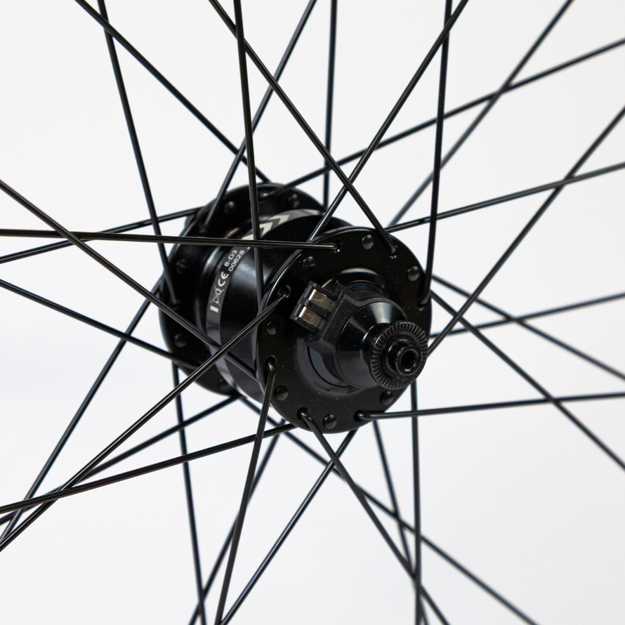 Moyeu avant noir avec axe rapide de la roue vélo 650B, compatible fourches standard