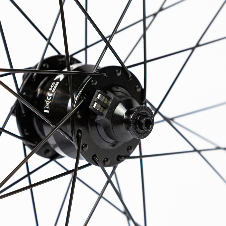 Gros plan sur le moyeu avant noir de la roue vélo 650B, montage solide et fiable