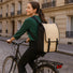 Sac à dos convertible vélo Badawin Moh 25 L beige noir porté en ville pour trajets urbains confortables et sécurisés