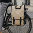 Sac à dos convertible vélo Badawin Moh 25 L beige et noir fixé sur porte-bagages pour cyclistes urbains