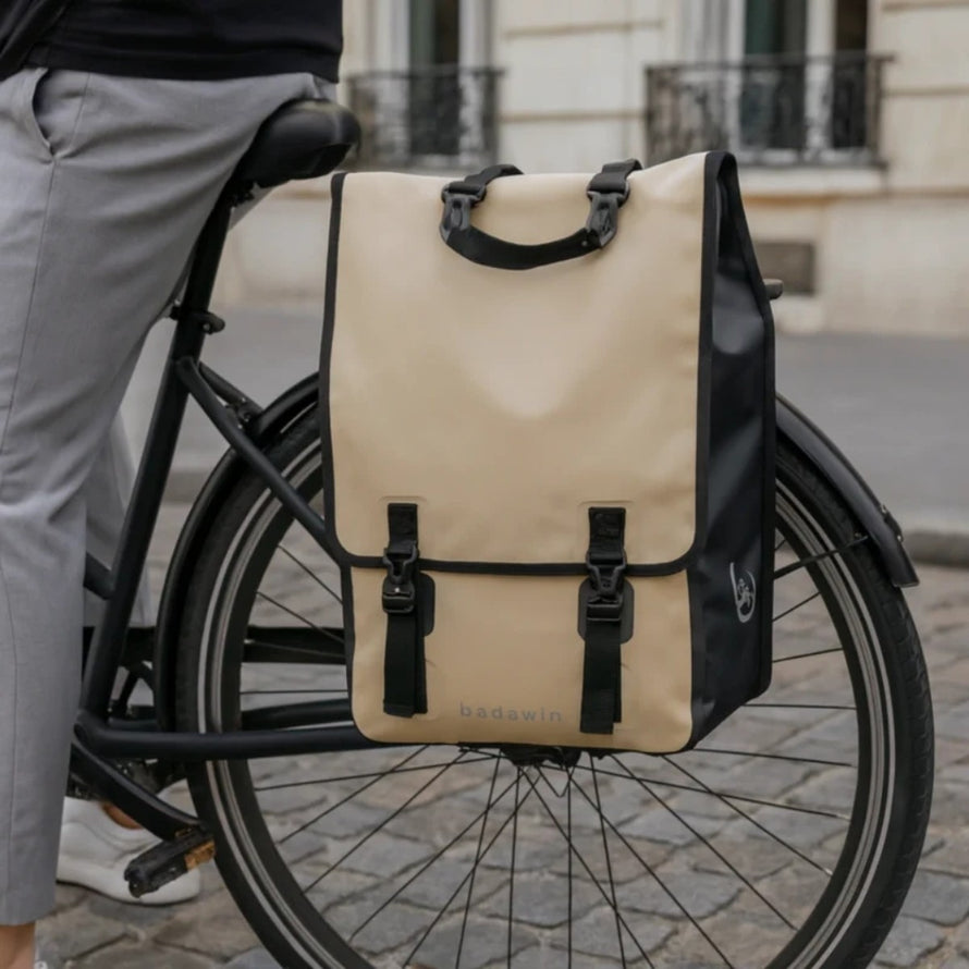 Sac à dos convertible vélo Badawin Moh 25 L beige et noir fixé sur porte-bagages pour cyclistes urbains