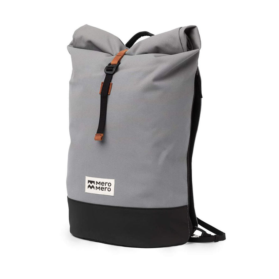 Sac à dos gris MeroMero Annecy avec base renforcée noire, pensé pour le transport à vélo en milieu urbain.