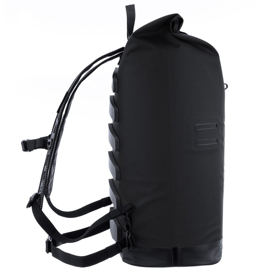 Sac à dos Ortlieb Commuter Daypack noir vue latérale ergonomique et étanche pour cyclistes urbains