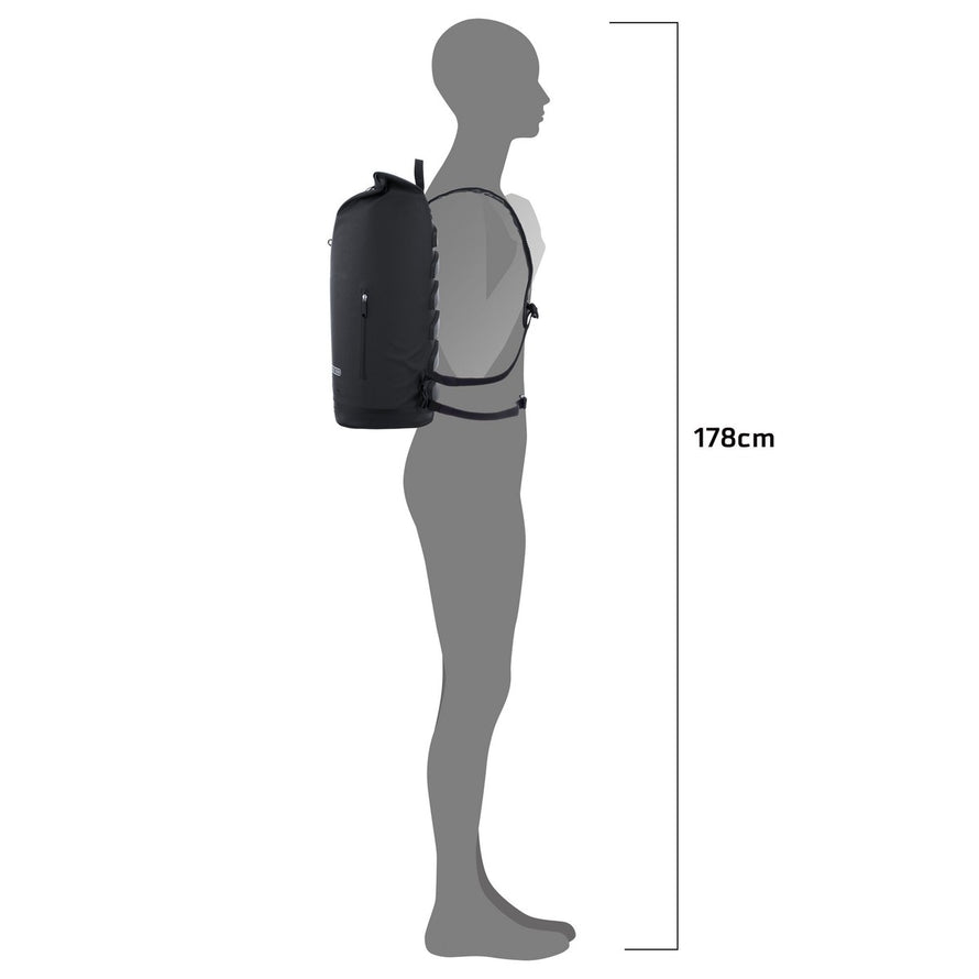 Sac a dos Ortlieb Commuter Daypack noir profil avec systeme de maintien pour cyclistes urbains