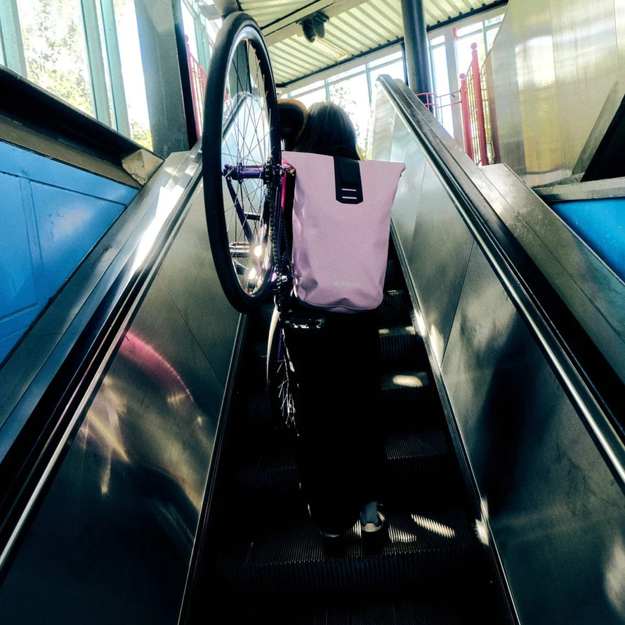 Sac à dos étanche Ortlieb Velocity TIDURA strong 23L lavande porté en transport vélo sur escalator urbain