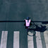 Cycliste avec sac a dos etanche Ortlieb Velocity TIDURA strong 23L lavande vu de dessus en ville