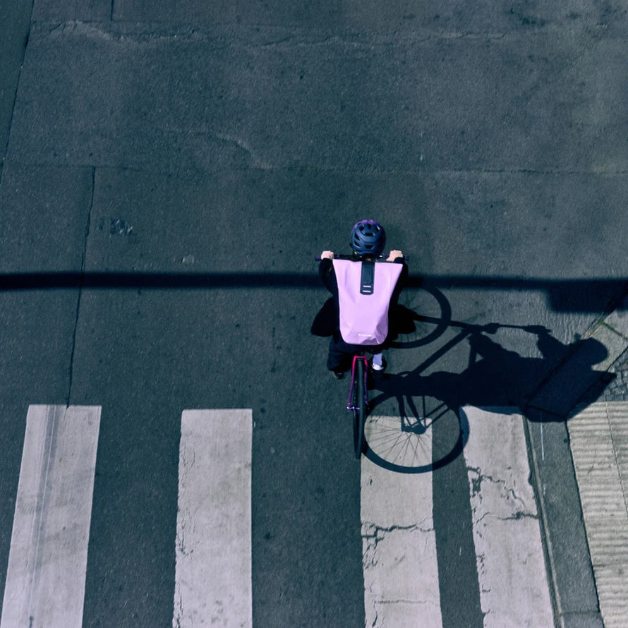 Cycliste avec sac a dos etanche Ortlieb Velocity TIDURA strong 23L lavande vu de dessus en ville