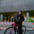 Femme cycliste avec sac a dos etanche Ortlieb Velocity TIDURA strong 23L noir en usage urbain