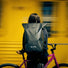Sac a dos Ortlieb Velocity TIDURA strong 23L noir porté en ville avec velo rose et fond jaune