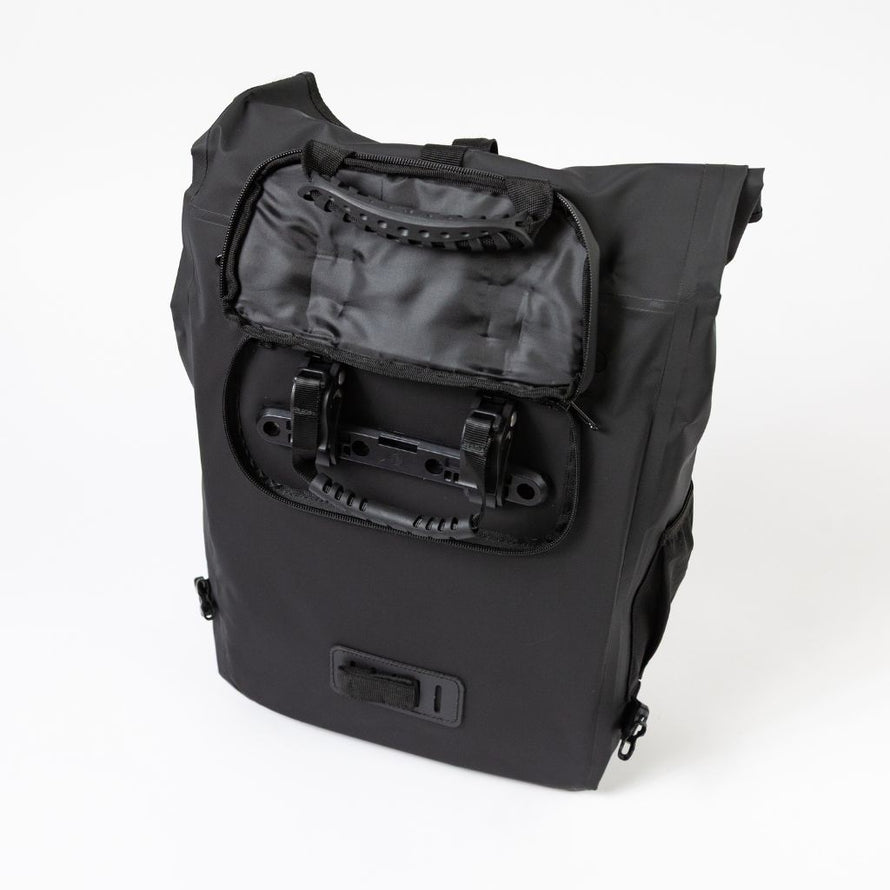 Vue arrière du sac à dos convertible en sacoche vélo Badawin Ali 28 L noir montrant la poche arrière et les fixations