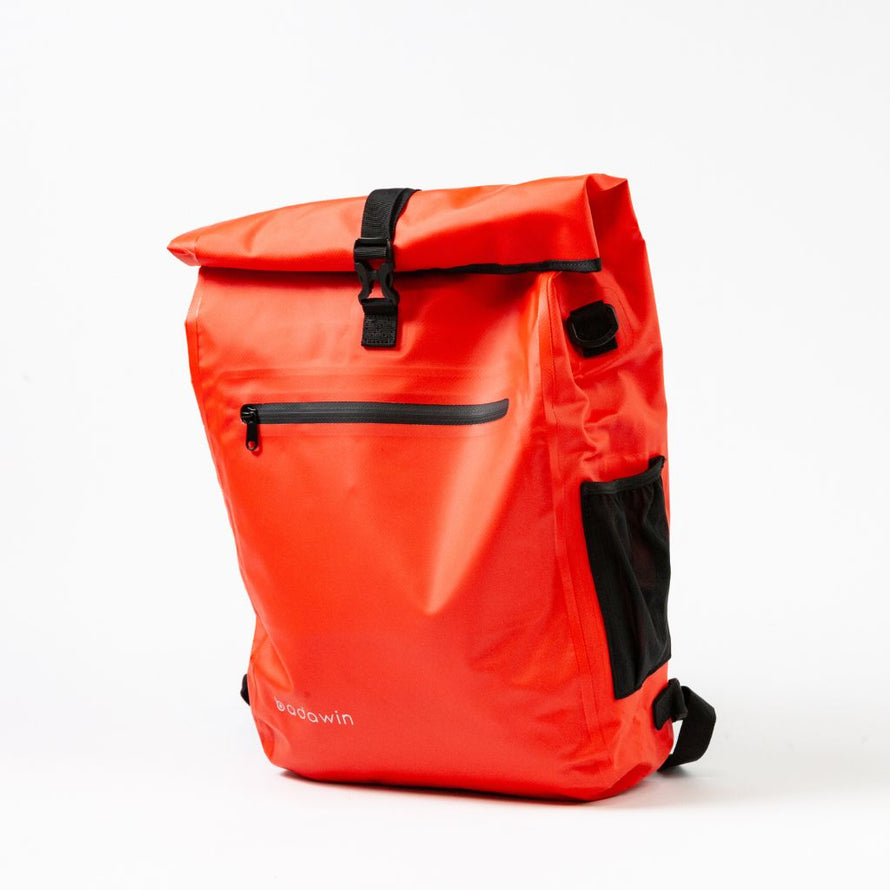 Vue de profil gauche du sac à dos convertible en sacoche vélo Badawin Ali 28 L rouge avec logo Badawin visible