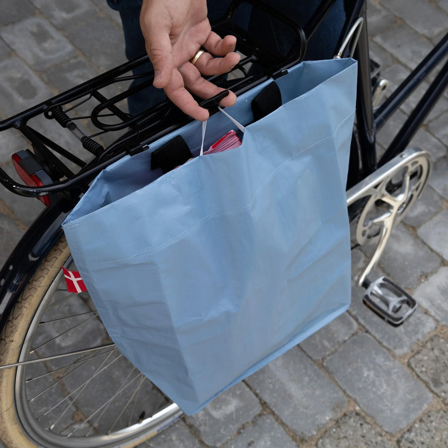 Sac cabas bleu pale Cobags Bikezac 2.0 20L pour porte-bagages arrière vélo, léger et facile à transporter