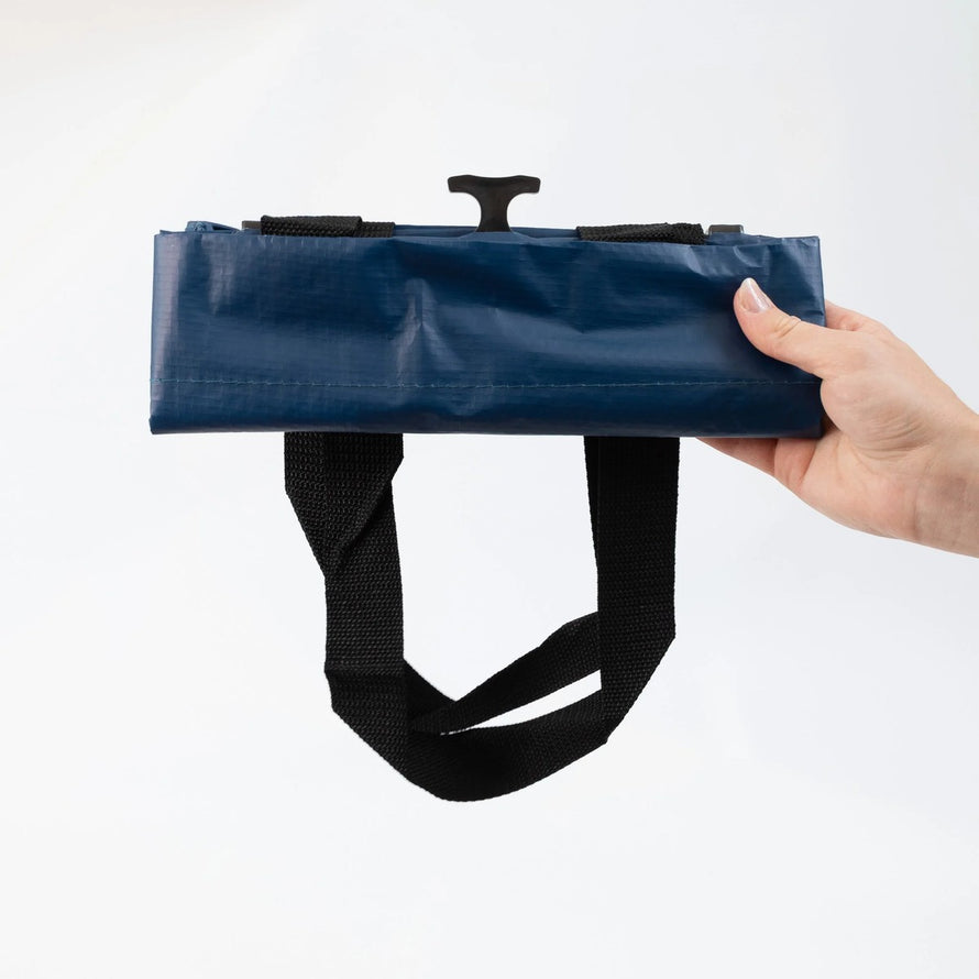Sac cabas pliable bleu fonce Cobags Bikezac 2.0 20L pour porte-bagages arrière vélo, compact et pratique