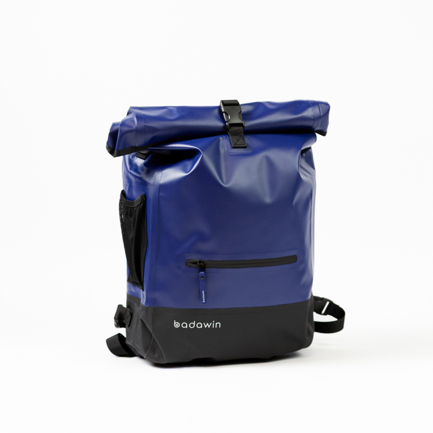 Vue trois quarts du sac convertible en sacoche vélo Badawin Anna 27 L bleu