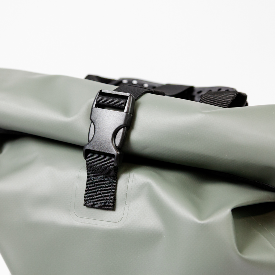 Détail du clip de fermeture du sac convertible en sacoche vélo Badawin Anna 27 L gris