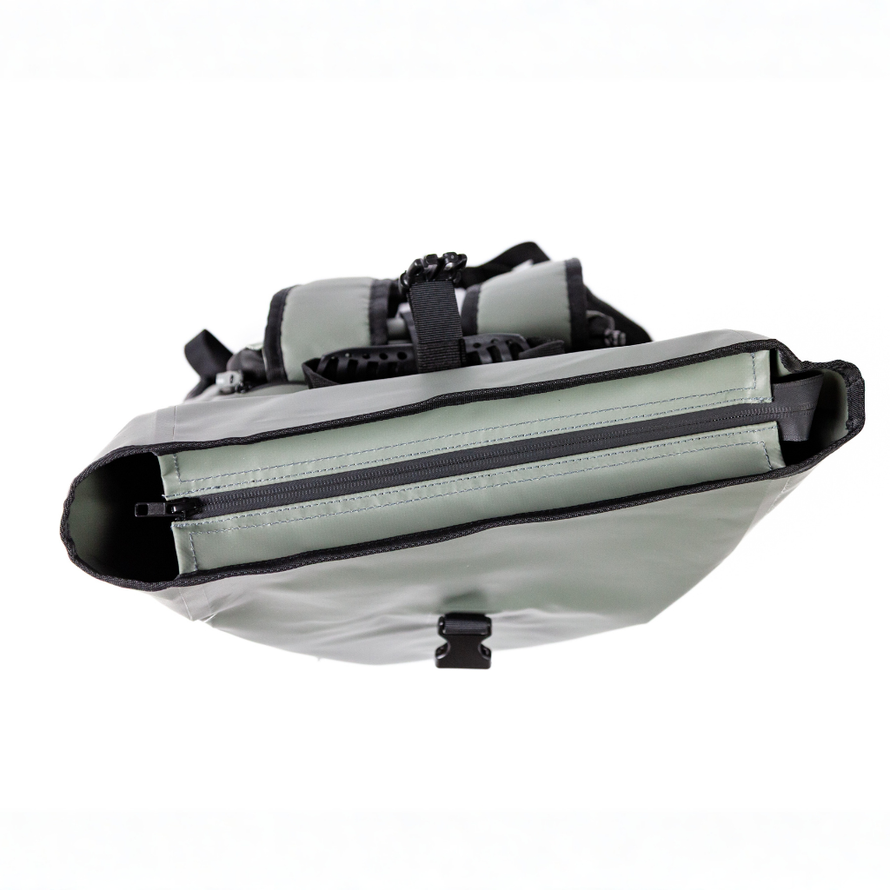 Détail de la fermeture supérieure du sac convertible en sacoche vélo Badawin Anna 27 L gris