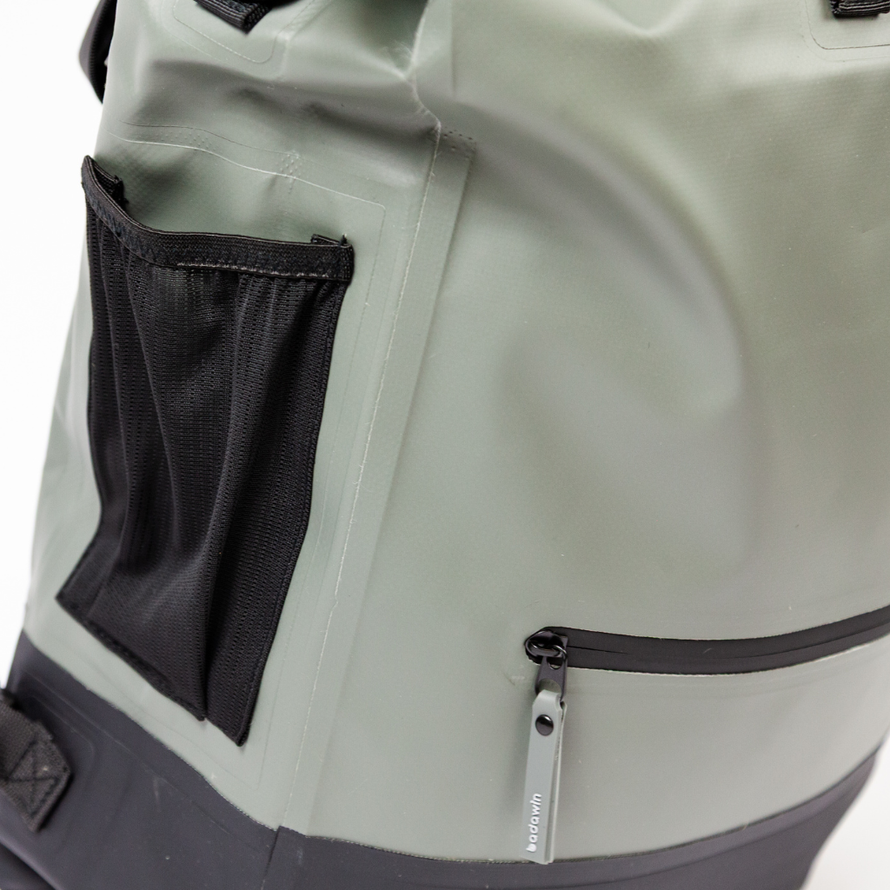 Détail de la fermeture zippée du sac convertible en sacoche vélo Badawin Anna 27 L gris