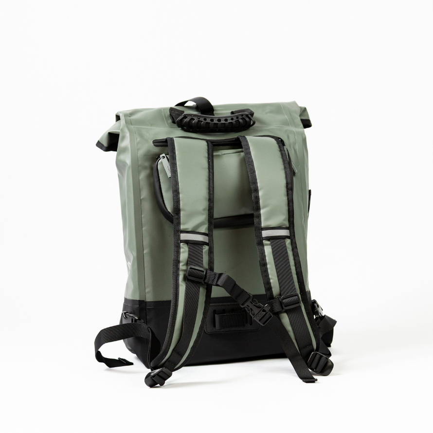 Vue trois quarts arrière du sac convertible en sacoche vélo Badawin Anna 27 L gris avec bretelles apparentes