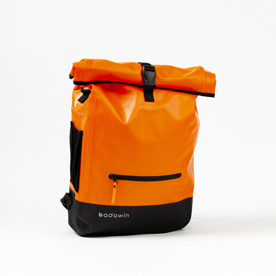 Vue trois quarts du sac convertible en sacoche vélo Badawin Anna 27 L orange