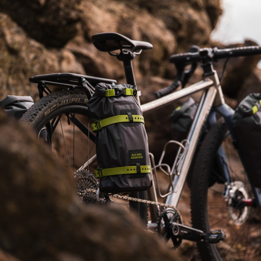 Sac etanche Dry Bag 5L Old Man Mountain avec fixation cadre pour velo gravel et bikepacking