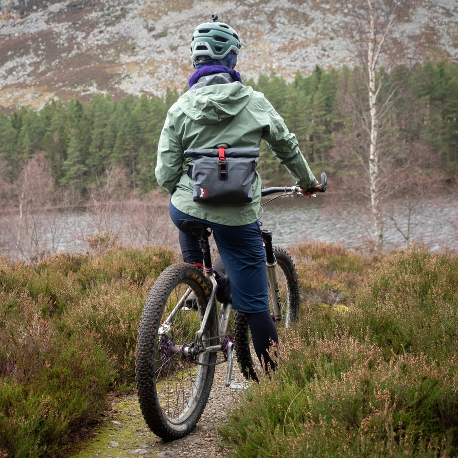 Sacoche additionnelle Revelate Designs Egress pour Sweetroll, étanche et résistante, idéale pour le vélo aventure