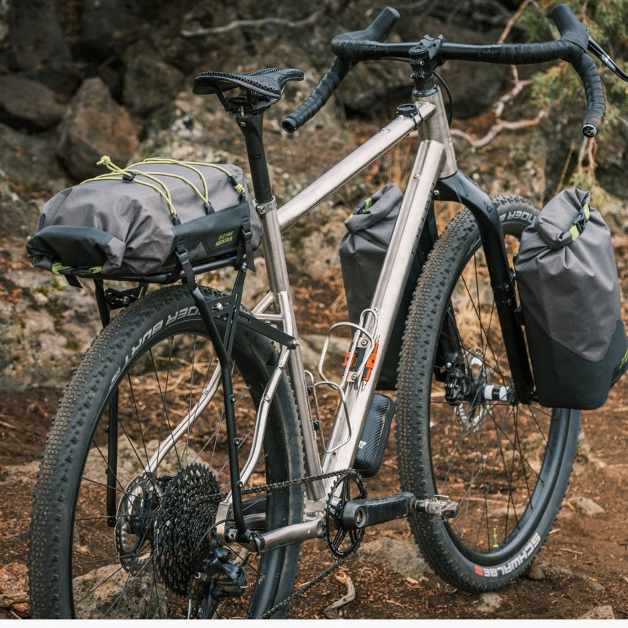 Partez en exploration avec la sacoche Atlas Rack Pack : étanche, légère et parfaitement intégrée au porte-bagages Old Man Mountain.