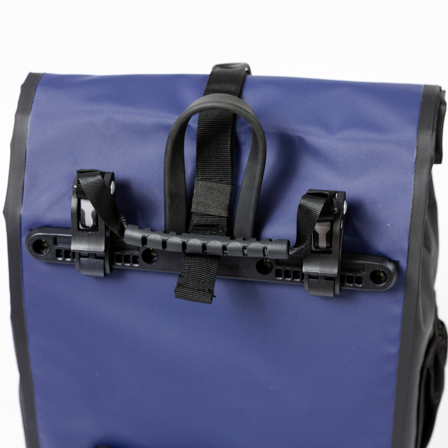 Détail du système de fixation et de la poignée de la sacoche Badawin Aaron 23 L bleue