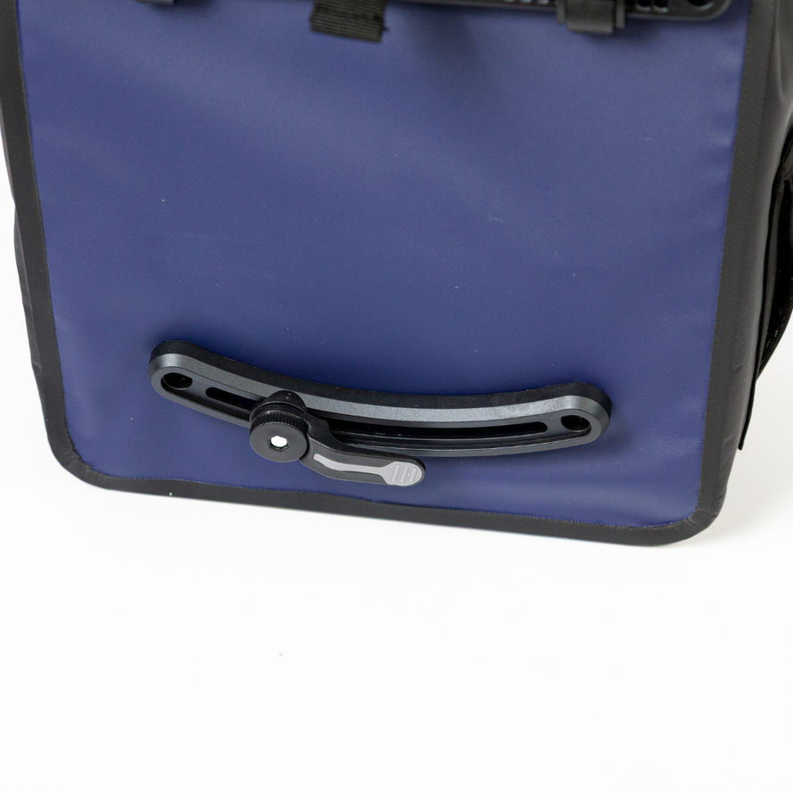 Système de fixation de la sacoche arrière Badawin Aaron 23 L bleue pour porte-bagages