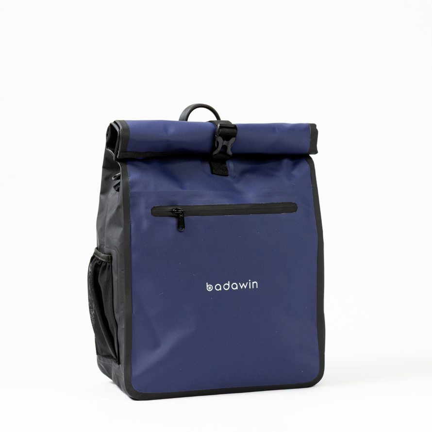 Vue trois quarts de la sacoche arrière Badawin Aaron 23 L bleue pour porte-bagages