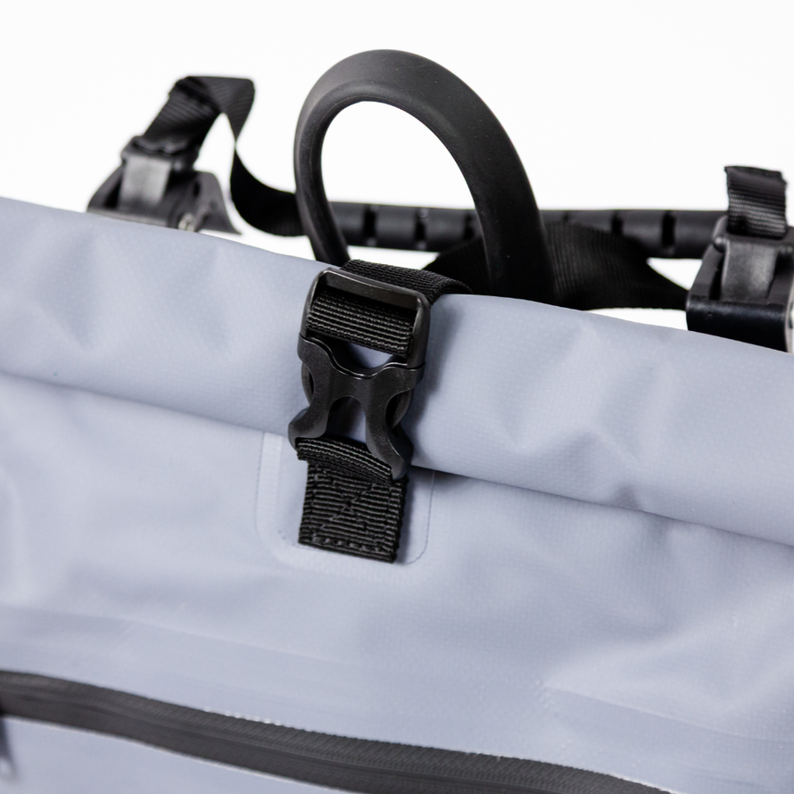 Détail du clip de fermeture de la sacoche arrière Badawin Aaron 23 L grise