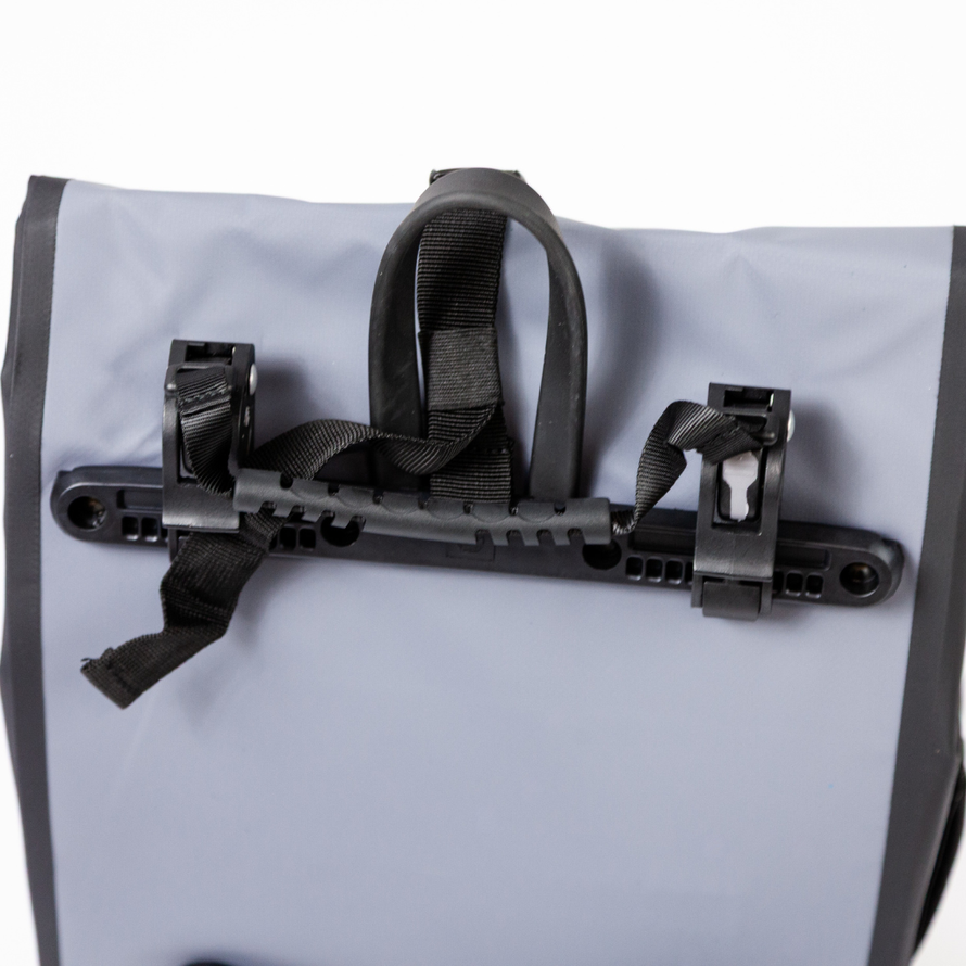 Système de fixation de la sacoche arrière Badawin Aaron 23 L grise pour porte-bagages