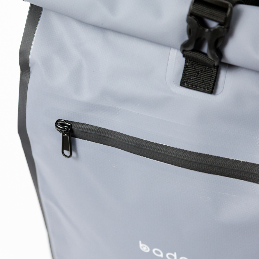 Détail de la fermeture zippée de la sacoche arrière Badawin Aaron 23 L grise