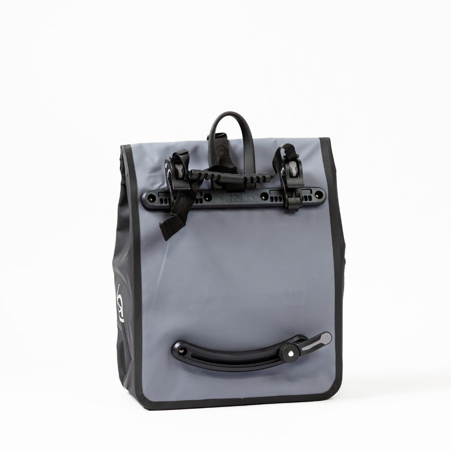 Vue trois quarts arrière de la sacoche arrière Badawin Aaron 23 L grise pour porte-bagages