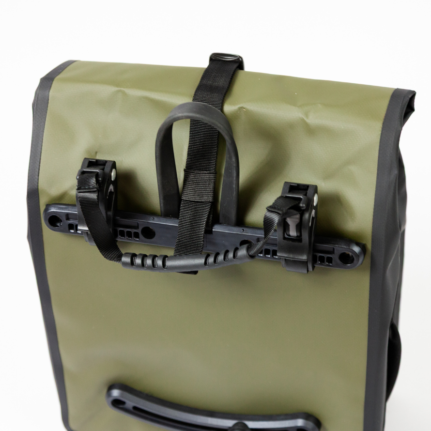 Détail du système de fixation et de la poignée de la sacoche arrière Badawin Aaron 23 L verte vue de trois quarts