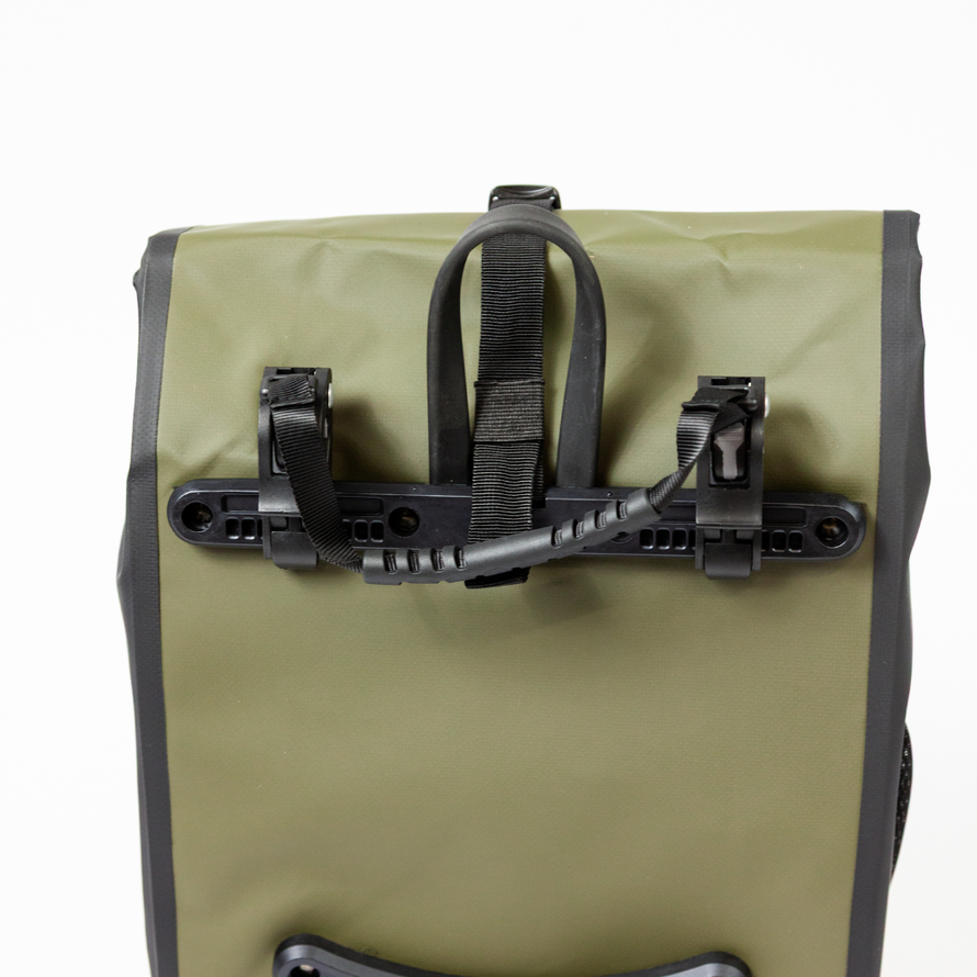 Détail du système de fixation et de la poignée de la sacoche arrière Badawin Aaron 23 L verte