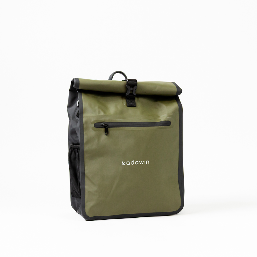 Vue trois quarts de la sacoche arrière Badawin Aaron 23 L verte pour porte-bagages