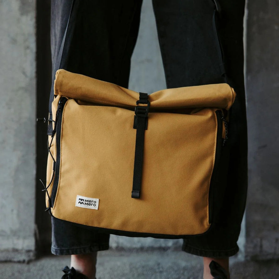 Sacoche besace Norrebro 10-15L MeroMero camel, design urbain et fonctionnel pour cyclistes modernes