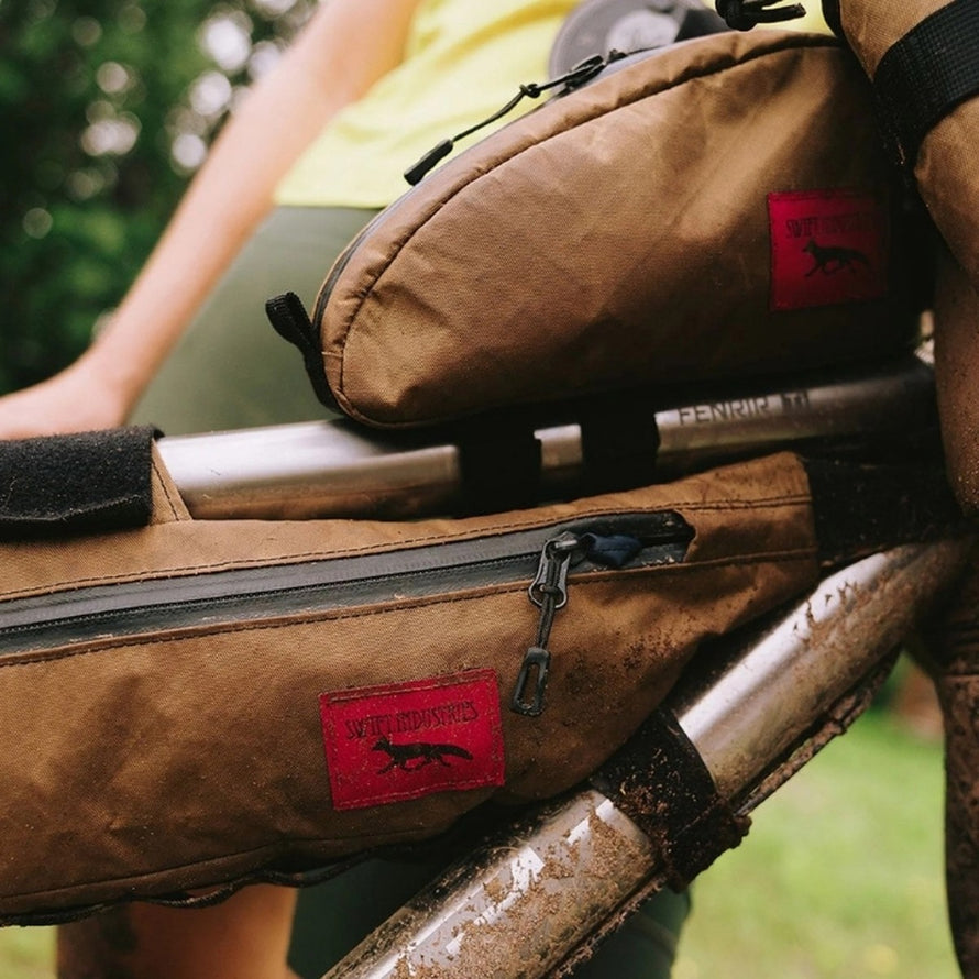 Sacoche de cadre Hold Fast Swift Industries 2,75 à 4L couleur tan, robuste et idéale pour bikepacking et aventures à vélo